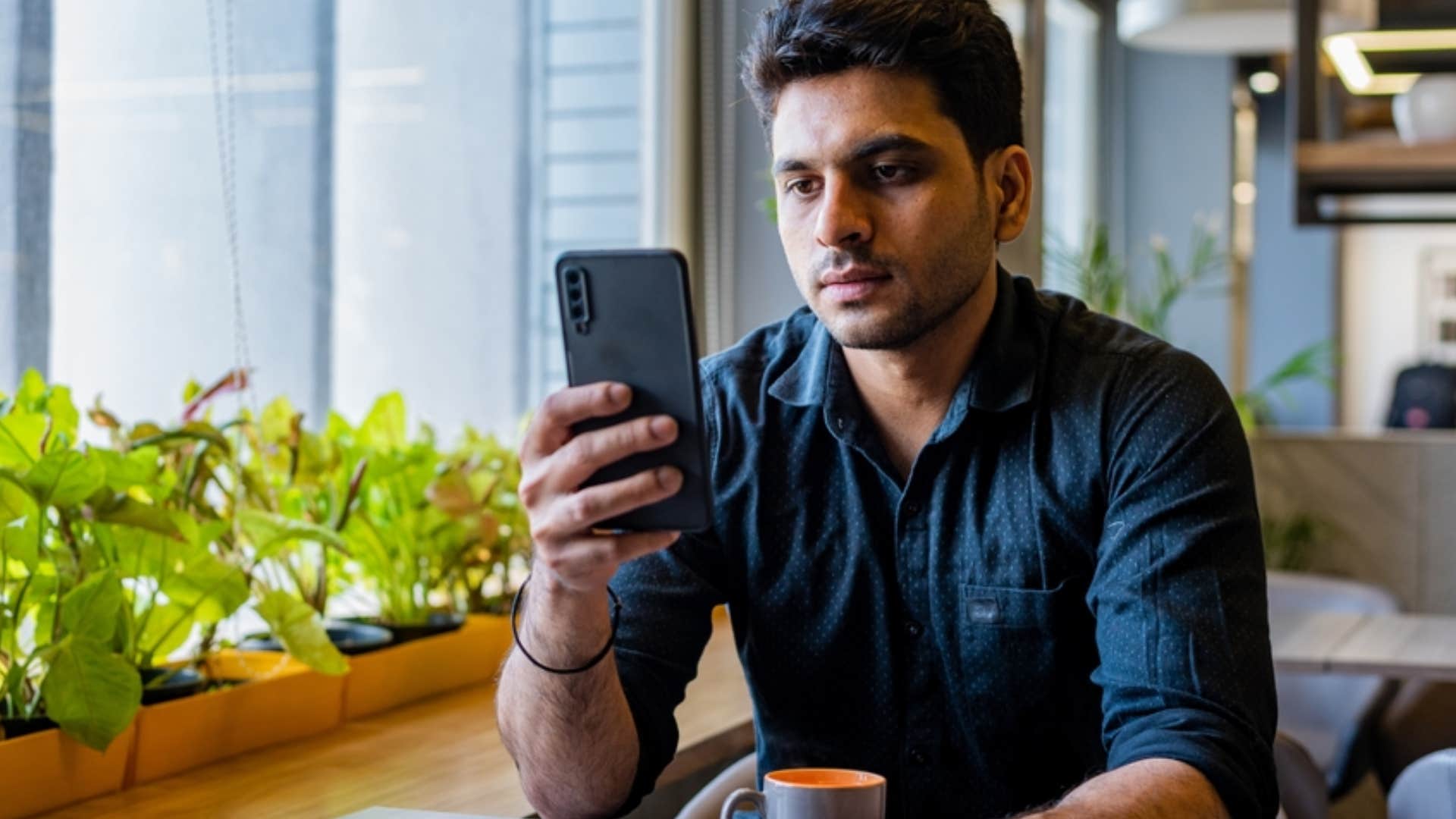 आदमी फ़ोन पर अंतहीन स्क्रॉल करता रहता है